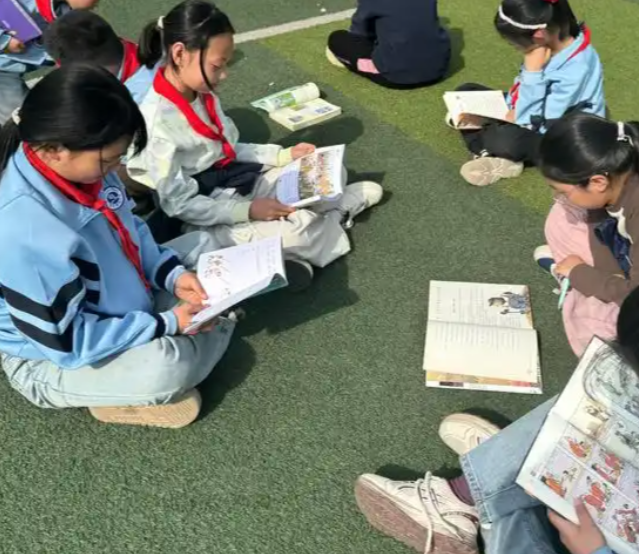 依托四维阅览丛书构建课程在课堂上小学以班级读书会为载体 依托四维阅览丛书构建课程在课堂上小学以班级读书会为载体